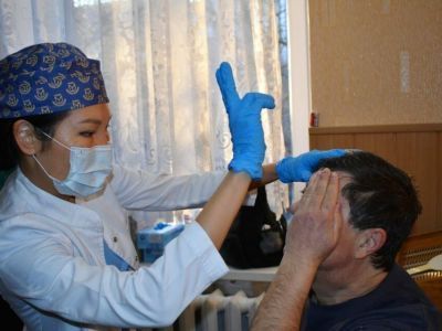 Офтальмологи Якутии провели более 100 операций в городе Кировское