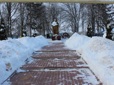 Братская могила советских воинов, погибших в боях с фашистскими захватчиками в 1943 году. Захоронено 15 человек, имена установлены. Скульптура советского воина