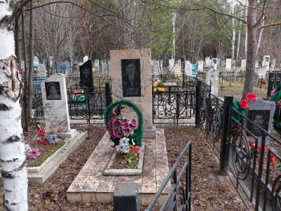 Могила Донских Александра Ивановича (1918–1983), Героя Советского Союза