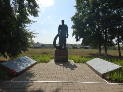 Братская могила советских воинов, погибших в боях с фашистскими захватчиками в 1943 году. Захоронено 183 человека, имена установлены. Скульптура советского воина