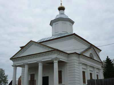 Трехсвятская церковь