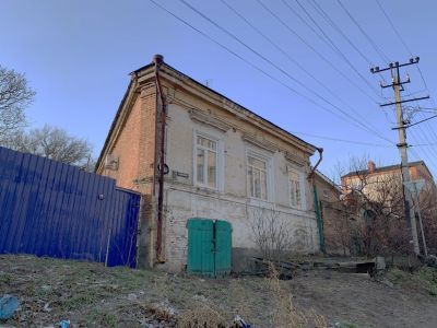 Жилой. Остатки цейхгауза артиллерийского двора Азовской крепости, на нем дом с подвалом владельца сетевязальных мастерских Н.Осокина