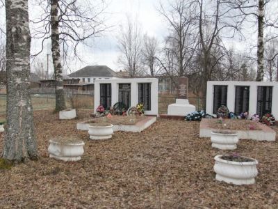 Братская могила воинов Советской Армии, погибших в боях с немецко-фашистскими захватчиками в период Великой Отечетсвенной войны 1941-1945 гг.