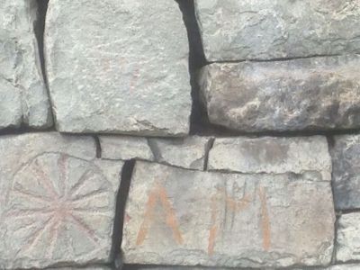 Резные камни с изображениями и арабскими письменами (6 единиц)