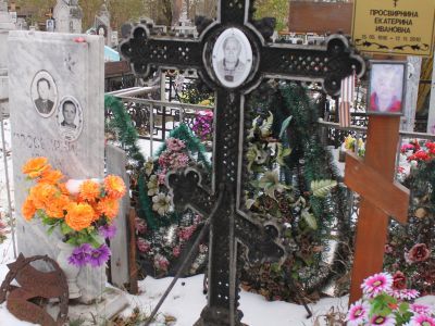 Надгробие на могиле Алферовых