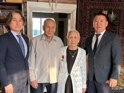 В Верхневилюйском улусе ветеранам тыла вручили медали к 80-летию Великой Победы