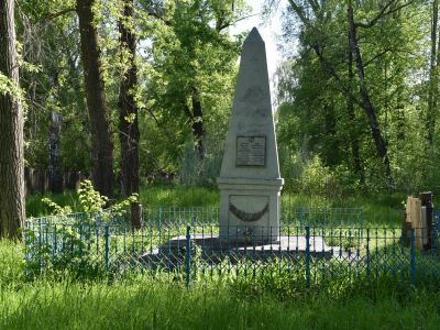 Братская могила 6 коммунистов, погибших в 1921 г. во время кулацкого мятежа. На могиле установлен обелиск