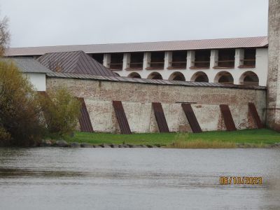 Прясло крепостной стены Ивановского монастыря между Глухой или Котельной и Кузнечной башнями