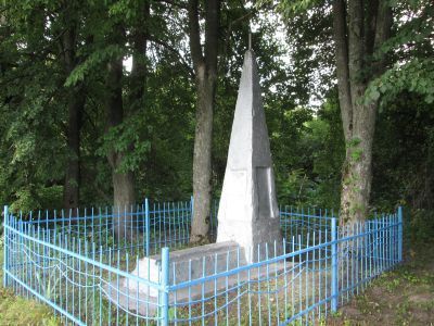 Братская могила 6 советских воинов, погибших в 1941 и 1943 гг. в боях с немецко-фашистскими захватчиками