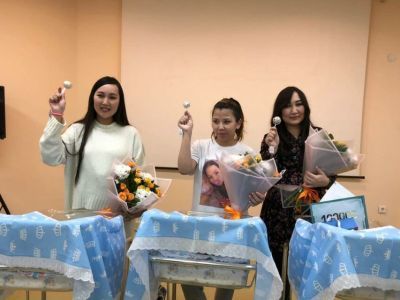 Детям, родившимся в день столетия ЯАССР, вручили подарки Ил Дархана