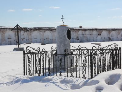 Могила местного краеведа историка середины  XIX в. Александра Никифоровича Зырянова