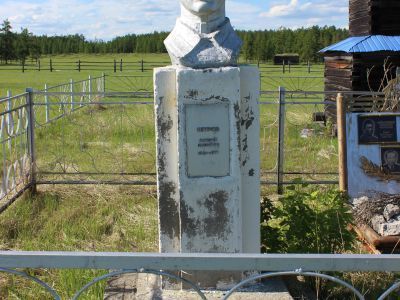 Памятник, посвященный Петрову Дмитрию Ананьевичу - полному кавалеру ордена Славы, участнику Великой Отечественной войны (1941-1945 гг.)