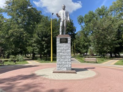 Памятный знак в честь академика В.Г. Шухова