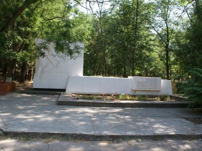 Братская могила партизан