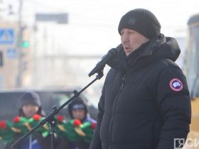 В Якутске общественность возложила цветы к памятнику Роману Дмитриеву