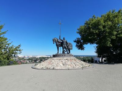 Памятник "Первопоселенец"