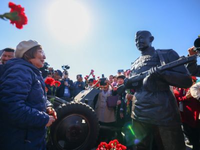 В Якутске установили памятник герою Великой Отечественной войны Гавриилу Протодьяконову