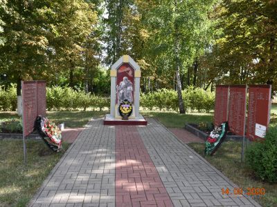 Братская могила советских воинов, погибших в ходе Харьковской наступательной операции в 1943 году. Похоронено 76 воинов