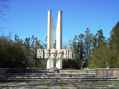 Братская могила советских воинов