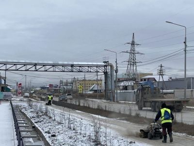 Коммунальщики и дорожники круглосуточно убирают снег с улиц Якутска