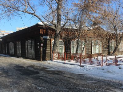 Переселенческая больница. Здесь работал гл. врачом  М.П. Герасимов - археолог, скульптор, антрополог. В период декабрьских боев помещался лазарет Красной гвардии. Врачи больницы спасли из вагонов смертников 300 чел., поместив их в стационар больницы. Явка