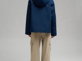 Ветровка с капюшоном свободного силуэта