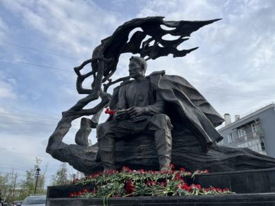 В Якутске возложили цветы к памятнику Алексею Кулаковскому