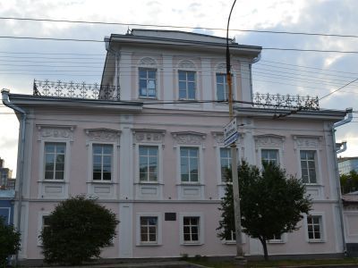 Двухэтажный каменный дом с мезонином