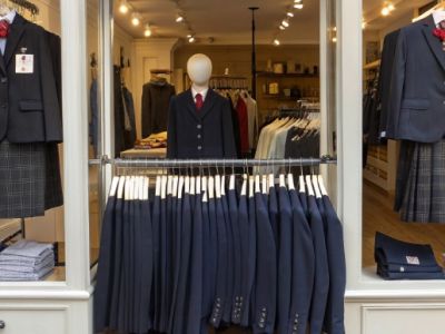 75% родителей покупают школьную форму для детей только в розничных магазинах