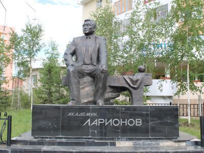 Памятник выдающемуся ученому, академику РАН В.П. Ларионову