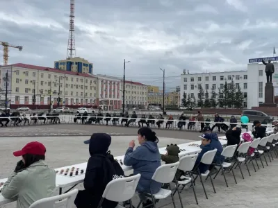 На площади Республики состоялся сеанс одновременной игры по русским шашкам