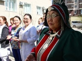 Сэргэ установили на территории глазной больницы Якутии