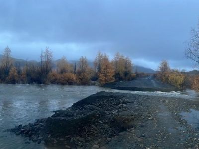 Из-за повышения уровней воды в реках Якутии подтопило два населенных пункта и размыло дорогу