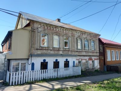 Двухэтажный жилой дом (первй этаж - каменный, второй - деревянный)