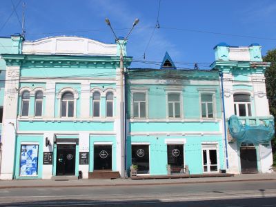 Двухэтажный каменный дом с балконом