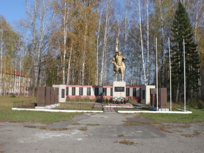 Памятник воинам-односельчанам, погибшим в годы Великой Отечественной войны (1941-1945 гг.)