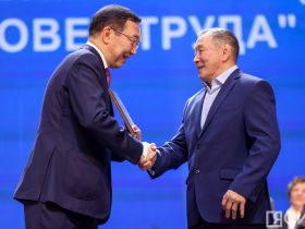 Айсен Николаев наградил 50 якутян премией «Человек труда»