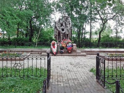 Братская могила советских воинов