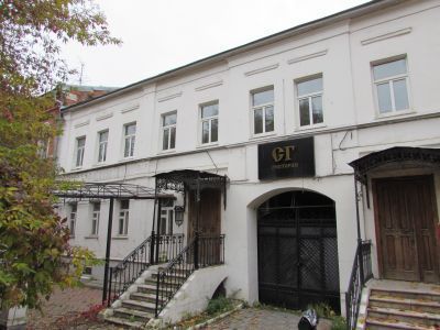 Здание, которое построено, вероятно, в XIX веке, использовалось в качестве подворья Суздальского духовенства