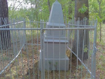 Памятник на могиле Негруна Александра Терентьевича, председателя Новоалексеевского сельсовета, убитого кулаками в 1929 г.