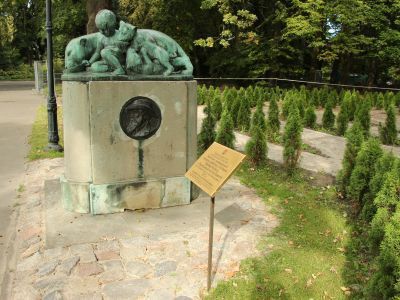 Памятник, посвященный первому директору зоопарка Герману Клаассу, с барельефом на постаменте