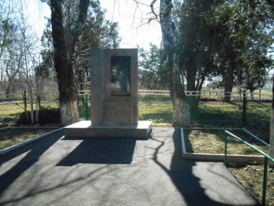 Памятный знак девушкам-снайперам Нине Бабай, Галине Гущик Раисе Терещенко, погибшим в боях с фашистскими захватчиками