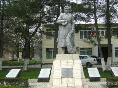 Братская могила советских воинов