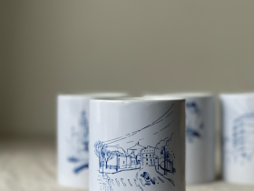 Свеча в керамическом стакане с авторским рисунком "Бабушка", аромат Инжир