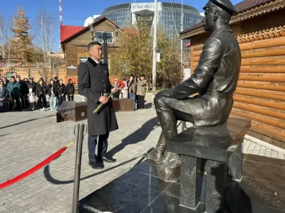 Члены правительства Якутске возложили цветы к памятникам выдающимся деятелям республики