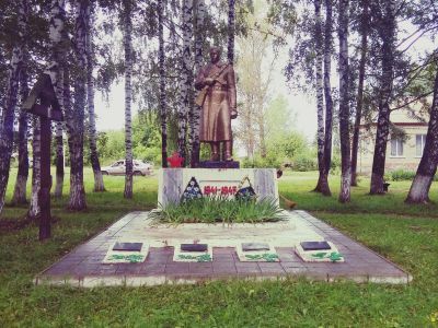 Братская могила советских воинов