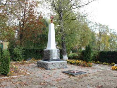 Братская могила воинов, погибших в годы гражданской и Великой Отечественной войн