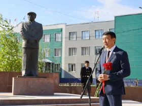 В Якутске возложили цветы к памятнику Илье Винокурову в рамках Спартакиады трудовых коллективов
