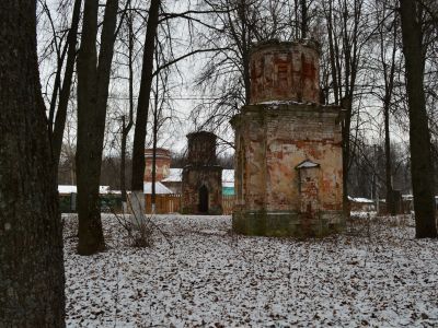 Две башни главных въездных ворот