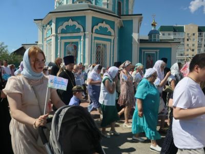Православные жители Якутска прошли крестным ходом в День семьи, любви и верности